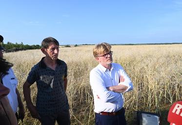 Marc Fesneau, ministre de l'Agriculture, à l'écoute pendant sa visite dans les exploitations durement touchées par la grêle à Thenay et Oisly, en présence du céréalier Benoît Auger.
