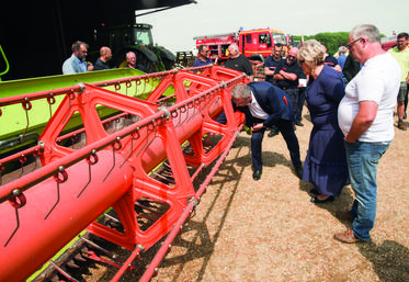 Lundi 20 juin, au Gué-de-Longroi. Le président de la Chambre, Éric Thirouin, explique à Françoise Souliman, préfet d'Eure-et-Loir, comment une moissonneuse peut engendrer un départ de feu.