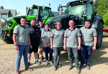 Le 16 juin, à Autheuil. L'équipe des établissements Cheneau, dirigée par Valentin Morin (à g.), a été renforcée.