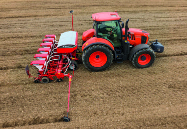 Grâce à sa largeur variable hydraulique, l’Optima V dispose d'une grande ­flexibilité permettant de s'adapter à tous les inter-rangs.