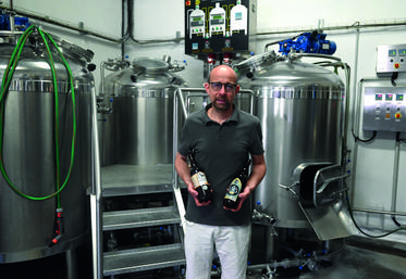 Guillaume Leclercq, artisan brasseur et gérant de la Brasserie Guillaume basée à Cour-Cheverny, produit des bières artisanales et 100	% locales.