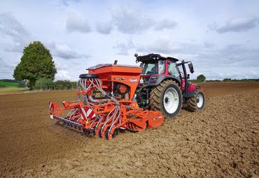 Le Venta 320 est un nouveau modèle de combiné de semis avec éléments semeurs monodisques de 3 mètres de largeur de travail. C'est une nouvelle solution de semis simple, intégrée et performante, parfaitement adaptée aux tracteurs à partir de 120 chevaux.