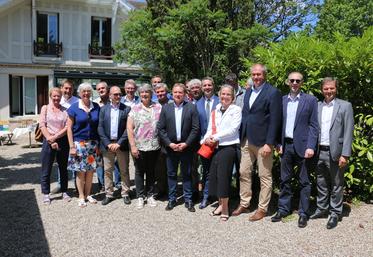 Au Chesnay (Yvelines), lundi 13 juin, lors du renouvellement du partenariat entre la FDSEA, l'association Agriculteurs d'Île-de-France et le Crédit agricole d'Île-de-France sur le projet apicole.