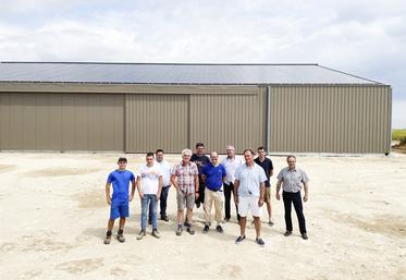 Mercredi 22 juin, à Trancrainville. Le premier bâtiment de la SAS Agrisolaire 28, celui de David Aymard (au c.), a été inauguré.