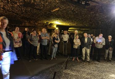 Les anciens sont très attentifs aux explications de la guide au sein des caves Bailly-Lapierre. 