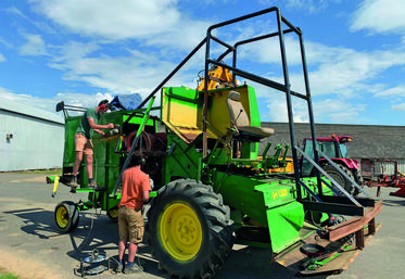 Deux agriculteurs du Pithiverais préparent leur moissonneuse en vue du moiss-batt-cross des Terres de Jim en Beauce des 10 et 11 septembre prochain.