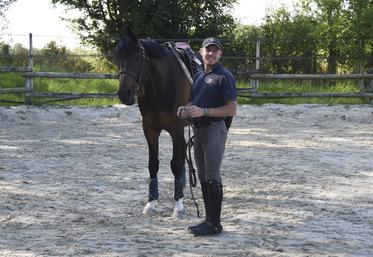 Mardi 28 juin, à La Chapelle-du-Bois (Sarthe). Adrien Maby, cavalier professionnel spécialisé dans l'approche éthologique, travaille un jeune cheval en liberté.