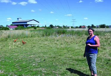 Mélanie Guibert, gérante de la Ferme de la Brigaudière, vend ses volailles en direct à la ferme, à à Pruniers-en-Sologne.