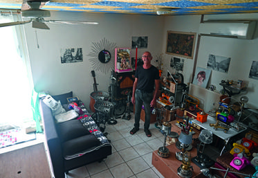 Jacques Neloppe, chez lui, dans sa pièce où est stockée une partie de ses œuvres.