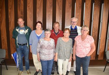 La Chapelle-Moutils, vendredi 1er juillet. Outre la croix de commandeur de l'ordre du Mérite agricole, Pierre Cuypers (à d.) a remis à Thierry Bontour (à g.) la médaille du Sénat.