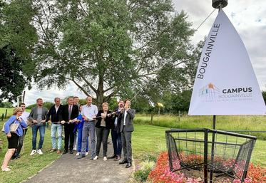 Brie-Comte-Robert, vendredi 1er juillet. Une voile a été hissée sur une boudeuse en hommage à l'amiral de Bougainville dont l'établissement tire son nom.