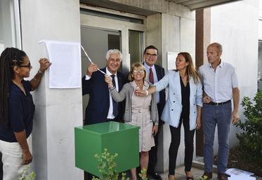 Audrey Pulvar (administratice de la Semmaris), Stéphane Layani (président de la Semmaris), Valérie Lacroute (vice-présidente de la Région en charge de l'agriculture et de l'alimentation), Benjamin Beaussant (directeur de la Driaaf), Emmanuelle Roisin Rogie (déléguée générale de la Rungis académie) et Louis-Daniel Champy (président du Campus Bougainville) dévoilent une plaque à l'entrée du bâtiment. 