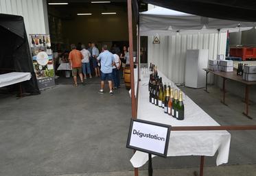 Les 22 et 23 juillet, à Saint-Romain-sur-Cher, lors des portes ouvertes de la Maison du Touraine. Différents vins des Vignerons des coteaux romanais pouvaient être dégustés.