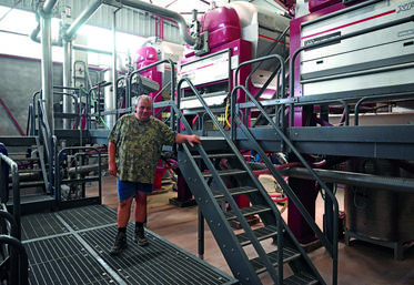 Denis Bourdin, le président de la coopérative les coteaux des vignerons romanais présente la structure qui rassemble 22 vignerons. 