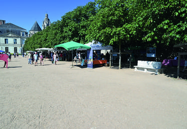 Dimanche 24 juillet, à Blois. Producteurs et visiteurs profitent de l'ombre des arbres des Jardins de l'évêché à l'occasion du marché de Bienvenue à la ferme.