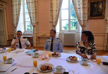 De g. à d.	: Christophe Fuchs, directeur départemental du Sdis 45, le général Christophe Herrmann, commandant de la région Centre-Val de Loire et du groupement du Loiret, et Régine Engström, préfète de région et du Loiret.