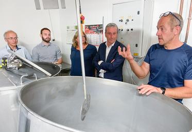 Le 22 juillet, à Bonneval. Emmanuel Dufer (à d.) a dévoilé aux membres du campus tous les secrets de fabrication d'une bonne bière.