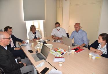 Nemours (Seine-et-Marne), lundi 4 juillet. Une rencontre entre la Région, Interbev Île-de-France et la chambre d'Agriculture a permis de dresser le bilan de l'opération jeunes bovins menée dans trois lycées. 