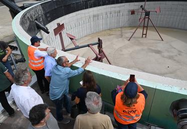 Les élus territoriaux ont pu visiter le site de méthanisation dont les deux cuves «	digesteurs	» avec les explications de Jérôme Genty le président Bio Gaz Mer.