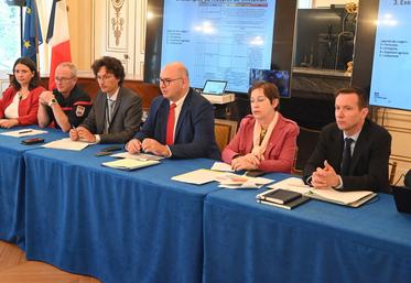 Le préfet François Pesneau a présidé une cellule sur la thématique de la sécheresse dans les salons de la préfecture de Blois, le vendredi 5 août.