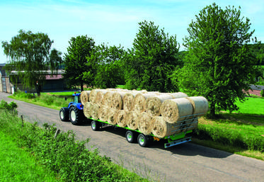 Le plateau 3 essieux traîné à tourelle est le plus répandu. Les échelles de ce modèle facilitent le chargement de balles rondes sur leur arrondi. 