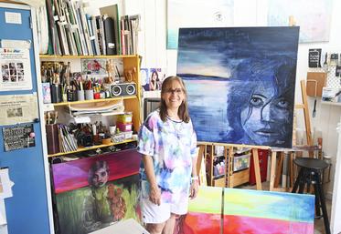 Sandra Labaronne est une artiste blaisoise qui interroge la condition humaine de par ses œuvres.