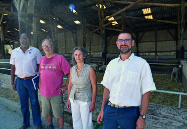Chailly-en-Brie, jeudi 25 août. Devant la bergerie de l'établissement de La Bretonnière, l'équipe de direction. De gauche à droite	: Fred Numa, directeur du CFA, Jean-Claude Wagny, directeur de l'exploitation, Cécile Dumas, directrice adjointe et Hubert Masson, directeur de l'établissement.
