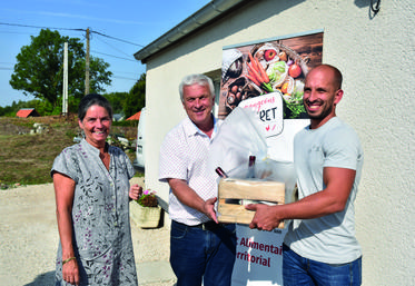 La remise de prix s’est déroulée au Moulin laurentais à Huisseau-sur-Mauves.De g. à d.	: Pauline Martin, Jean-Marie Fortin et Felipe Amorim.