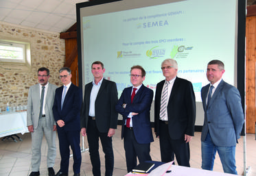 Villiers-en-Bière, vendredi 1er juillet. Signature de la lettre d'intention en présence des préfets de Seine-et-Marne et de l'Essonne. 