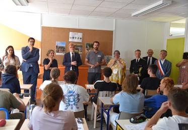 Jeudi 1er septembre, à la MFR de Chaingy. Marc Fesneau échange avec des jeunes en bac pro Gestion des milieux naturels et de la faune pendant leurs travaux pratiques.