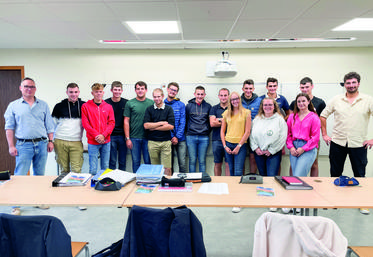 Le 2 septembre, à Châteaudun. Encadrés par deux formateurs, Vincent Bouchard (à g.) et Aleksandr Selesniew (à d.), les quatorze étudiants du BTSA ACSE* du LEAP de Nermont sont prêts à s'envoler pour le Maroc.