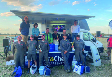 Les membres des trois équipes du podium du Grand Prix de Souday pour le tracto-cross lors de l'événement Festi'campagne.
