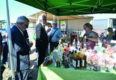 La délégation officielle avec les élus locaux s’est arrêtée sur le stand de la cidrerie Pelletier, qui proposait des dégustations de cidre.