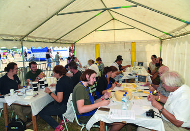 Maisoncelles-en-Gâtinais (Seine-et-Marne), dimanche 4 septembre. Seize jurés ont noté les produits fermiers franciliens au lait de vache présentés.