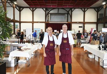 Le président de l'association Millésime 84, Stéphane Jouannest, ainsi que Jean-Jacques Huet, responsable de la communication de l'association, étaient présents lors du salon Vinymer pour conseiller les personnes présentes. 