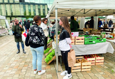 Le 9 septembre, à Chartres. Débuté sous des trombes d'eau, le marché nocturne Je Croqu'Eurélien a rencontré son public en fin de journée.
