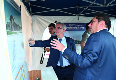 Vendredi 9 septembre, à Areines. François Bonneau, président du conseil régional, découvre le plan des travaux pour la restructuration de l'animalerie du Legta* de Vendôme en présence de l'architecte Stéphane Caussarrieu. 