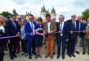 Samedi 10 septembre, à Sully-sur-Loire. Accompagné du jeune maire de la commune hôte, Mathieu Teixeira, président de l'association organisatrice, coupe le cordon inaugural de la 25e Fête de la Sange en présence des élus locaux.