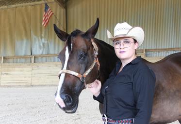 À seulement 20 ans, Léa Perthuis a repris l'hiver dernier l'ancien centre équestre Adamo Walti Stable situé à Étréchy (Essonne), qu'elle a renommé Twila Ranch. 