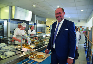 Jeudi 15 septembre, à Neuville-aux-Bois. Le président du Département, Marc Gaudet, et d'autres élus départementaux ont goûté, une nouvelle fois, au menu signature.