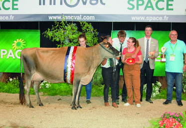 Mercredi 14 septembre, à Rennes (Ille-et-Vilaine). Première de sa section, prix de la Meilleure mamelle espoir, Championne espoir et Championne suprême, Kalysse de la ferme Jers'Hys a séduit le jury du Space.