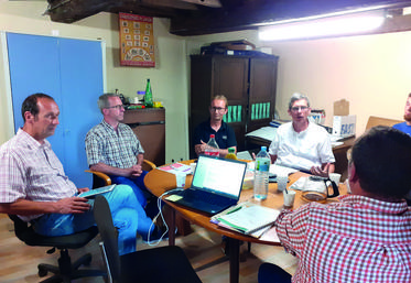 Mardi 13 septembre, à l'initiative de la FNSEA 45, des représentants de la filière laitière loirétaine ont échangé avec Emmanuel Vasseneix.