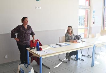 Solène Gourdet, chargée de mission à la FNSEA 41, et Frédérique Leroy, technicienne de la Fédération de chasse de Loir-et-Cher, ont évoqué des pistes de solutions contre les dégâts de gibier.