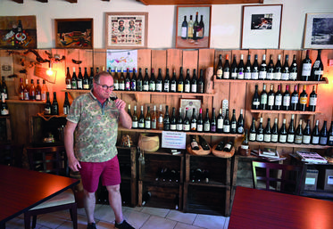 Dominique Weyland, restaurateur à Molineuf et Snologue, aime faire partager sa passion de la dégustation des vins. 