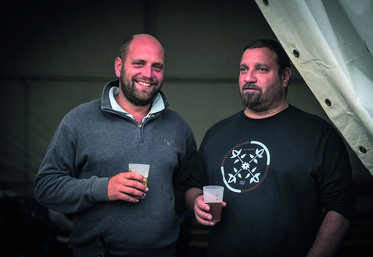 Charles Perdereau (à g.) aux côtés de Jean-Paul Belkessa, président de l'USP rugby qui avait le snack principal en gestion durant trois jours sur l'événement. 