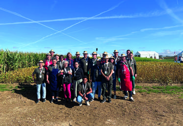 Les bénévoles de Neuville Sports rassemblés le temps d'une photo devant le pôle végétal. Marianne Dubois est au premier plan avec son tablier bleu.