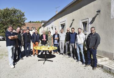 Le 22 septembre, à Villamblain. À la fin de l'assemblée générale, les adhérents trufficulteurs ont partagé le verre de l'amitié.