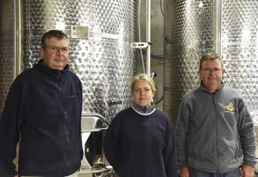 De g. à d.	: Jean-François, Anne et Éric Bléchet. Le vin de la fratrie sera fini au printemps.