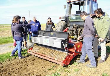 Lundi 3 octobre, Hommes et territoires proposait une démonstration de semis du mélange Agrifaune sur une bordure de champ, à Fontenay-sur-Conie.