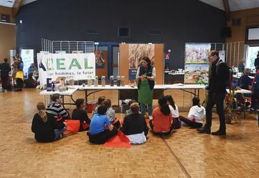 Mardi 4 octobre, à Cour-Cheverny. Un atelier de la coopérative Axéréal a permis d'expliquer la conception des céréales, à l'occasion d'une journée Alimentation dédiée aux collégiens. 